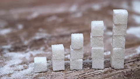 Zuckerwürfel auf Holzuntergrund