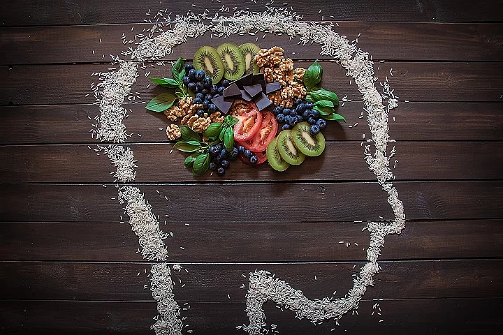 Some nuts, blueberries, dark chocolate, kiwi and tomatoes that are healthy foods for you body and your brain. Demenz, Nüsse, Heidelbeere, Kiwi, Gehirn