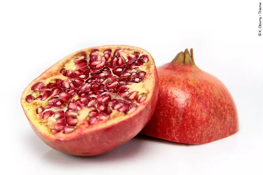 aufgeschnittener Granatapfel auf weißem Hintergrund