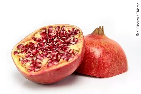 aufgeschnittener Granatapfel auf weißem Hintergrund