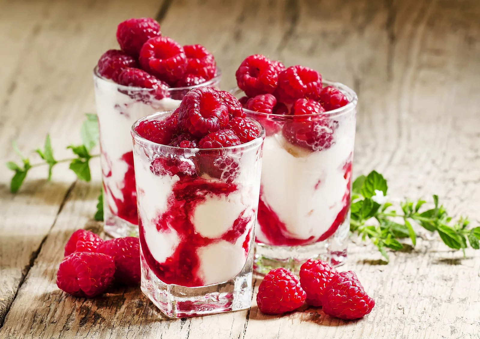 Dessert mit Frischkäse und Himbeeren.
