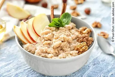 Porridge mit Apfel und Walnüssen