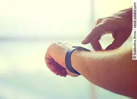 Handgelenk mit Smartwatch