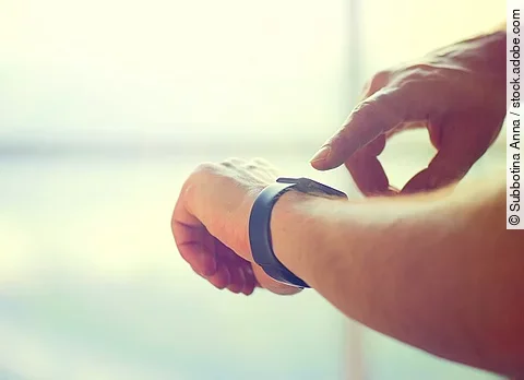 Handgelenk mit Smartwatch