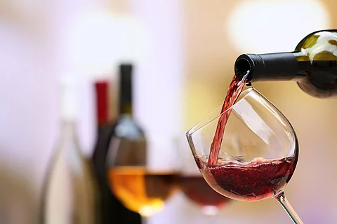 Rotwein wird eingeschenkt