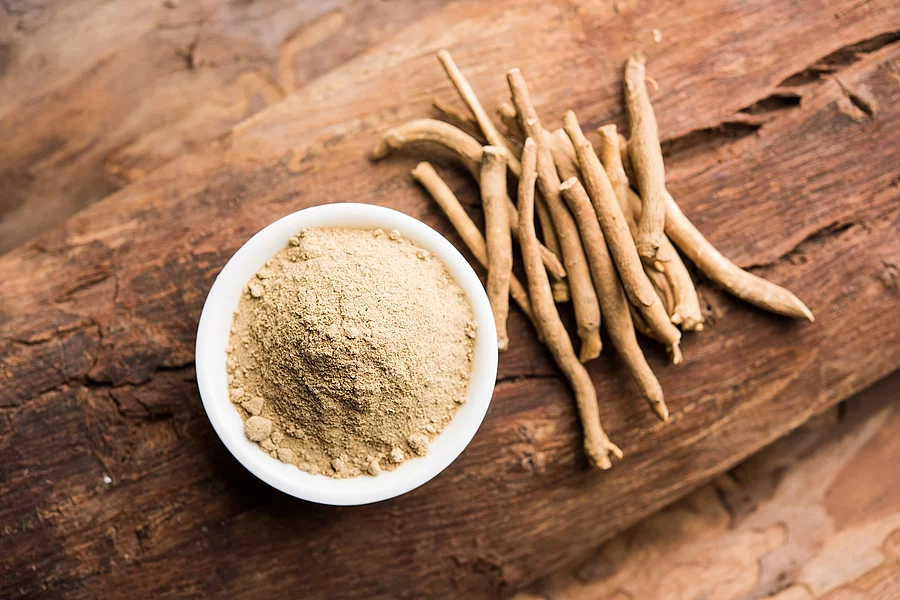 Ashwagandha / Aswaganda OR Indian Ginseng is an Ayurveda medicin Ashwagandha: Wurzeln und Wurzelpulver
