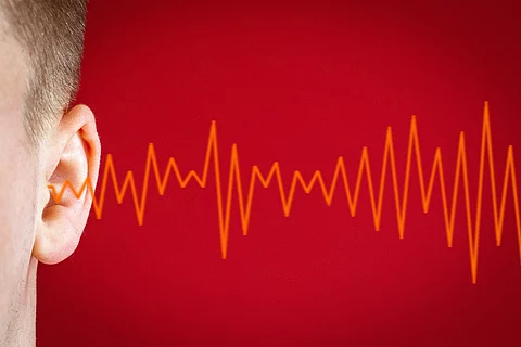 Ohr mit Schallwellen 