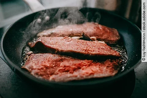 Fleisch wird in Pfanne angebraten. 