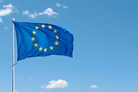EU-Flagge weht vor blauem Himmel