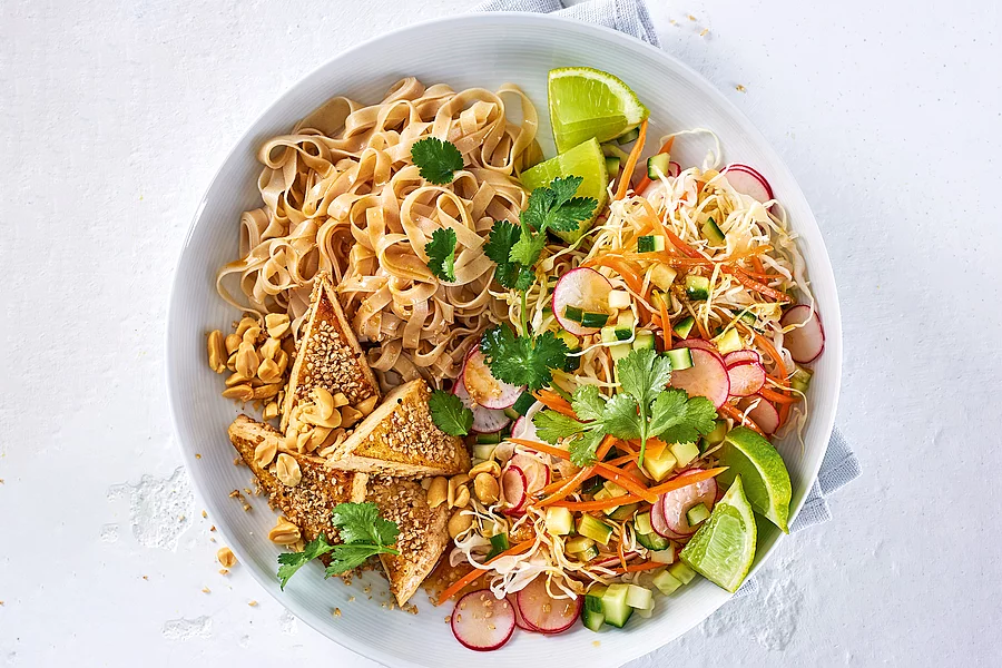 Reisnudelsalat mit Sesam-Tofu-Ecken 