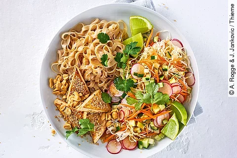 Reisnudelsalat mit Sesam-Tofu-Ecken 