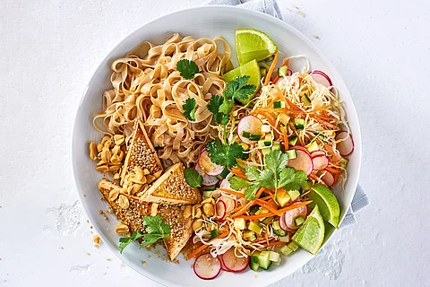 Reisnudelsalat mit Sesam-Tofu-Ecken 