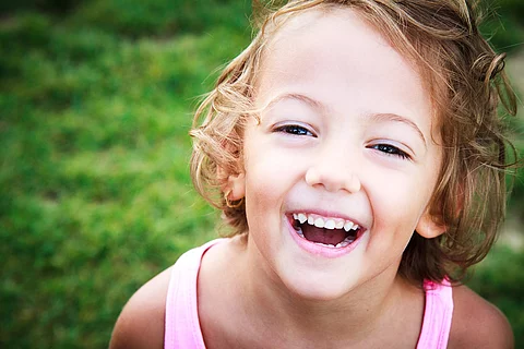 Lachendes Mädchen in der Natur