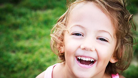 Portrait of a happy five year old girl Lachendes Mädchen in der Natur