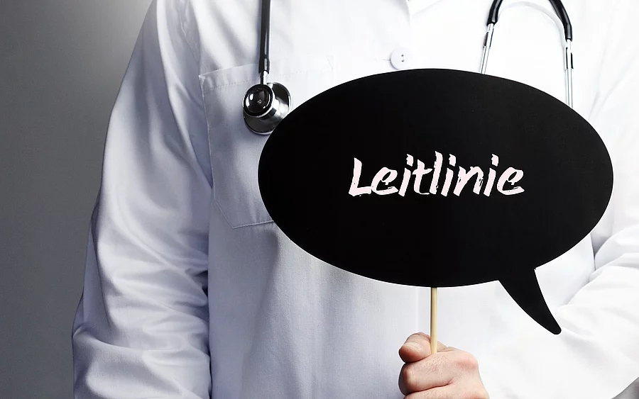 Arzt hält Sprechblase, darin steht: Leitlinie