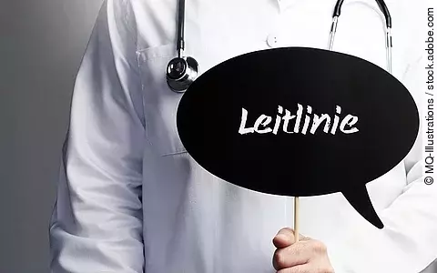 Arzt hält Sprechblase, darin steht: Leitlinie