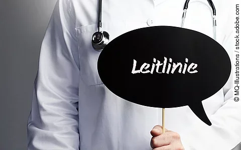 Arzt hält Sprechblase, darin steht: Leitlinie