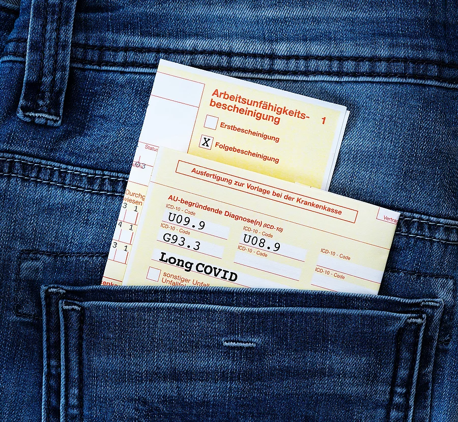 Long Covid Krankmeldung Formular mit Long Covid Krankmeldung steckt in der Hosentasche einer Jeans