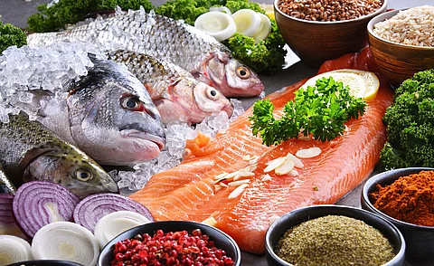 Unterschiedliche Fischsorten auf einem Küchentisch