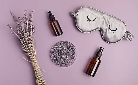 Spray mit Lavendel, Schlafmaske, Lavendel, Lavendelblüten, Lavendelöl 