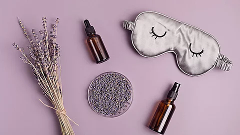 Spray mit Lavendel, Schlafmaske, Lavendel, Lavendelblüten, Lavendelöl 
