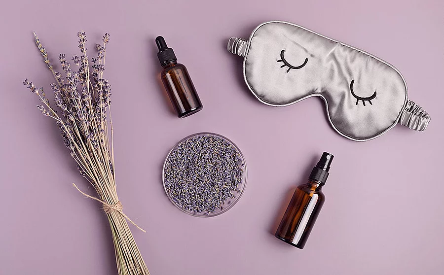 Spray mit Lavendel, Schlafmaske, Lavendel, Lavendelblüten, Lavendelöl