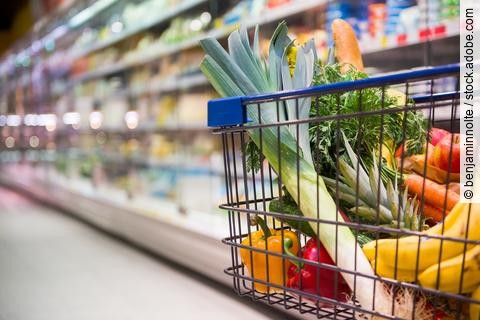 Einkaufswagen mit Gemüse im Supermarkt