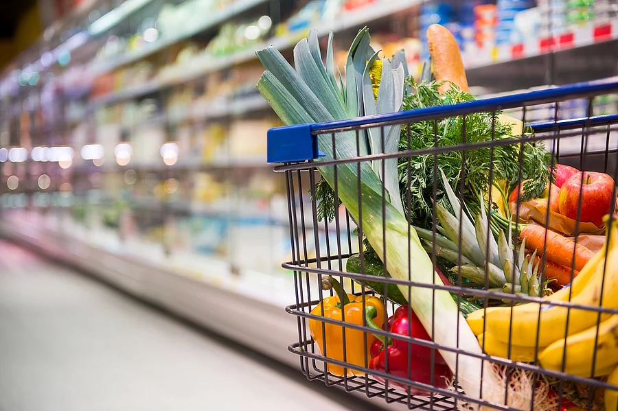 Einkaufswagen voller Einkäufe in einem Supermarkt Einkaufswagen mit Gemüse im Supermarkt