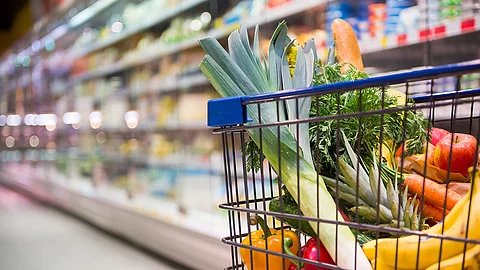 Einkaufswagen mit Gemüse im Supermarkt