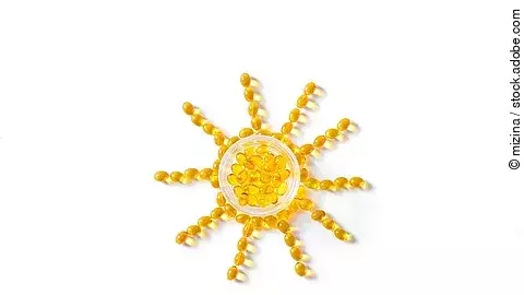Sonne gelegt aus Vitamin-D-Kapseln