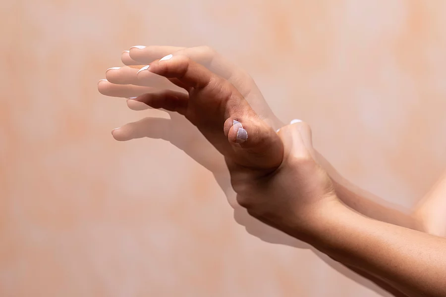 Closeup view on the shaking hand of a person suffering from Park Hand, Tremor bei Parkinson