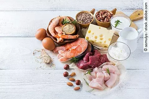 Proteinreiche Lebensmittel: Fleisch, Lachs, Käse, Eier, Quark, Nüsse, Vollkorn