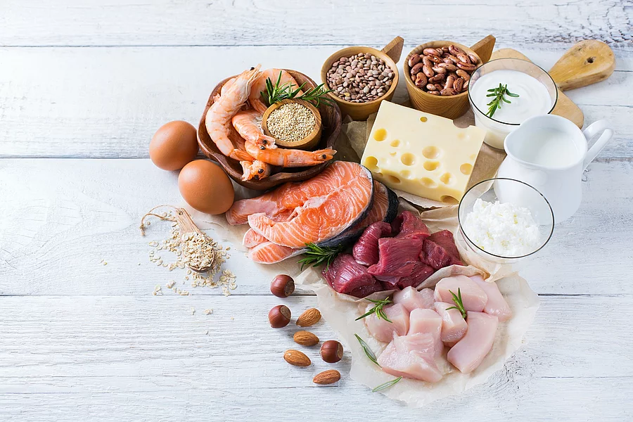 Proteinreiche Lebensmittel: Fleisch, Lachs, Käse, Eier, Quark, Nüsse, Vollkorn
