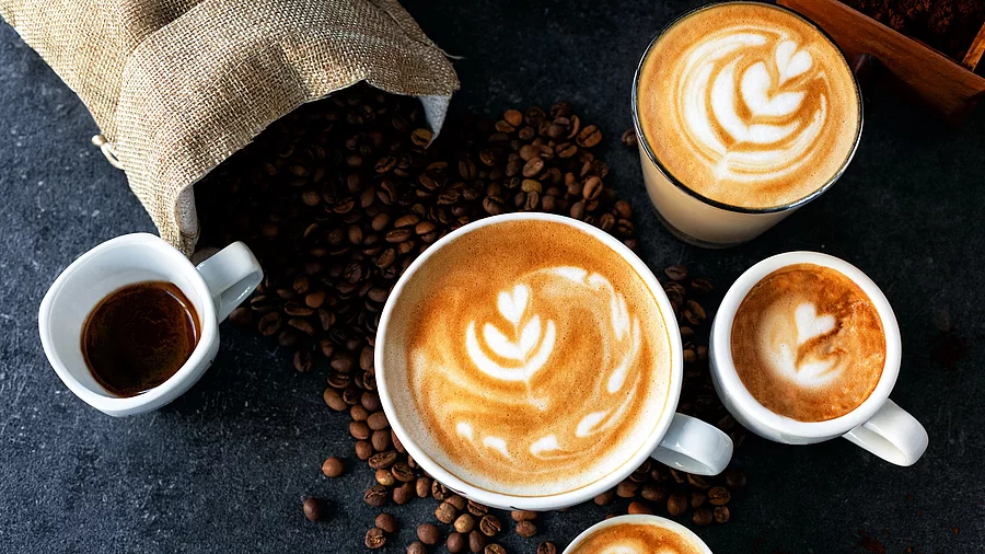 5 Tassen mit Kaffee und Espresso, ein Leinensack mit Kaffeebohnen 5 Tassen mit Kaffee und Espresso, ein Leinensack mit Kaffeebohnen