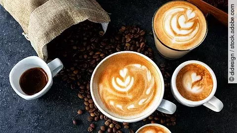 5 Tassen mit Kaffee und Espresso, ein Leinensack mit Kaffeebohnen 