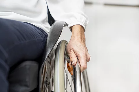Symbolbild Querschnittslähmung: Frau im Rollstuhl