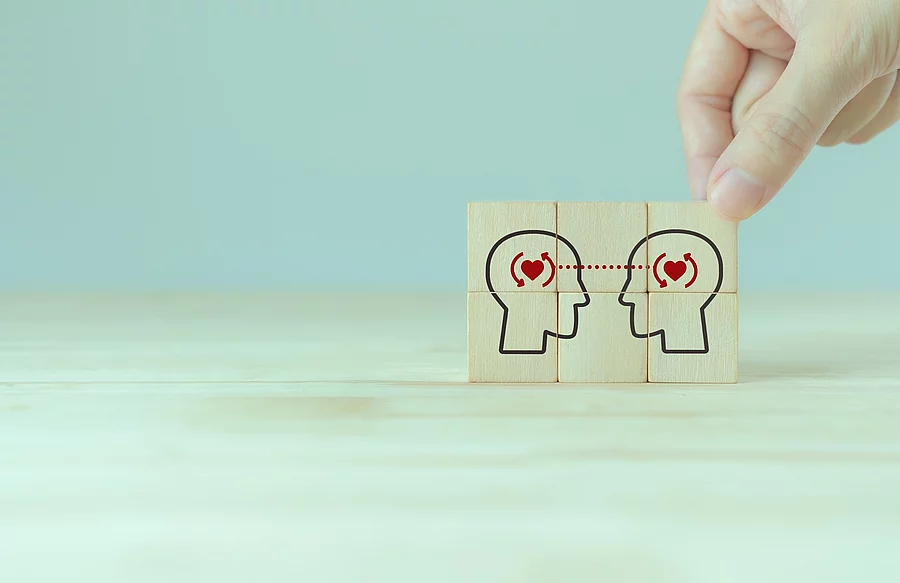 Empathy concept. The power of emotional intelligent, soft skill Zwei Würfel mit Köpfen und Empathiezeichen