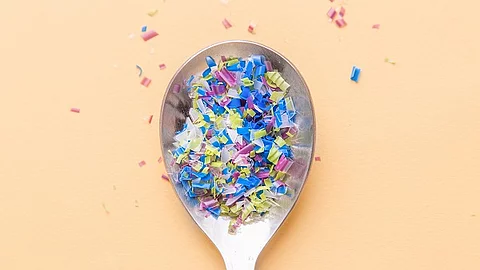 Mikroplastik auf Löffel, Umweltverschmutzung