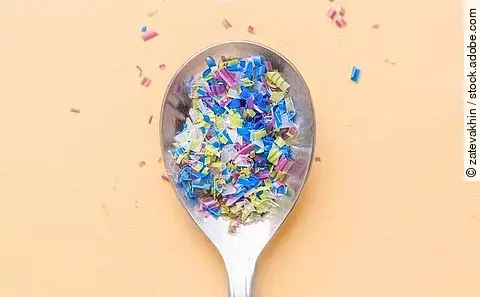 Mikroplastik auf Löffel, Umweltverschmutzung