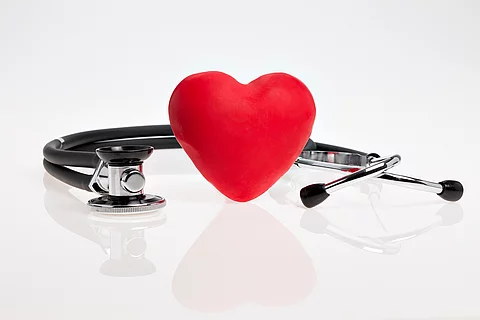 Rotes Herz mit Stethoskop