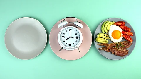 Chronobiologie beim Essen 3 Teller: links leer, Mitte mit einem Wecker, rechts mit einer Mahlzeit