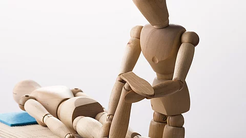 Holzfiguren: Osteopathische Behandlung