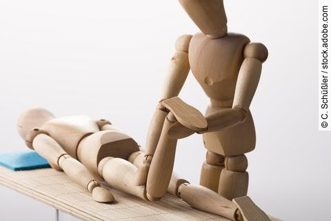 Holzfiguren: Osteopathische Behandlung