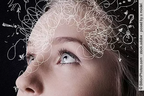 Junge Frau mit grafisch animierten und wirren Gedanken