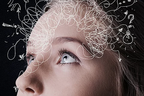 Junge Frau mit grafisch animierten und wirren Gedanken