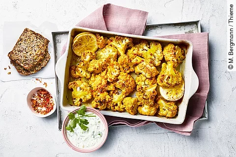 Orientalischer Blumenkohl mit Gurken-Dip