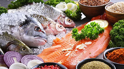 Verschiedene Fischsorten, Gewürze und Gemüse in Nahaufnahme