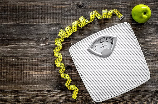 Lose weight concept. Bathroom scale, measuring tape, apples on wooden background top view copyspace abnehmen, Waage, Maßband und Apfel