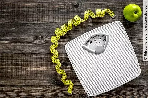 abnehmen, Waage, Maßband und Apfel