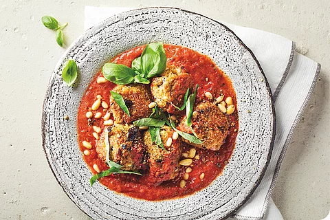 Auberginen-Haferflocken-Bällchen in Tomatensauce